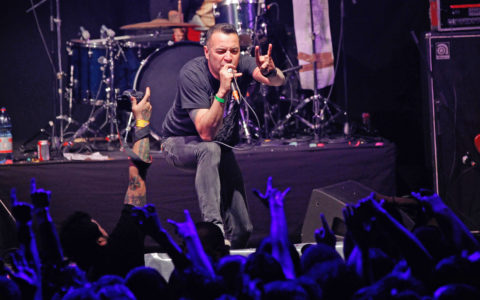 Álvaro España, vocalista de los Fiskales Ad-Hoc: «Las Converse son un ícono del rock and roll»