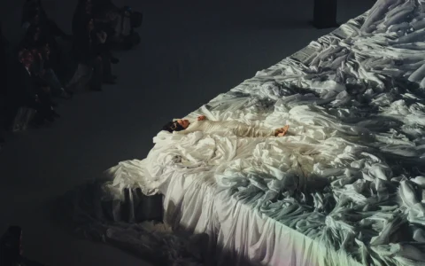 LUX: La mística femenina de Rosalía