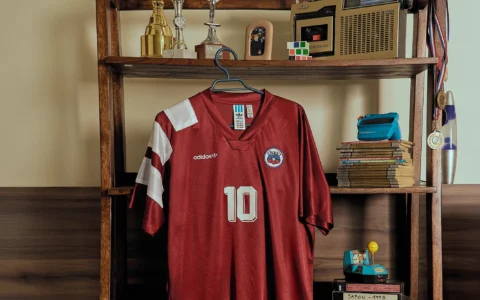 Back to 1993: adidas relanza icónica camiseta de Chile